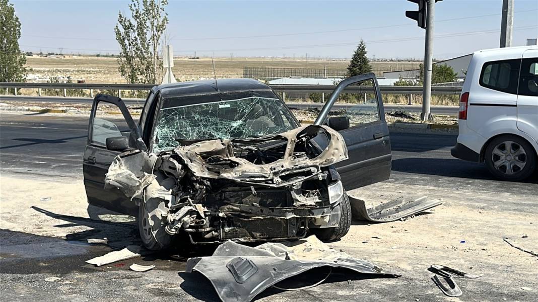 Konya-Aksaray yolunda kaza! Vince çarptı, 3 yaralı 1
